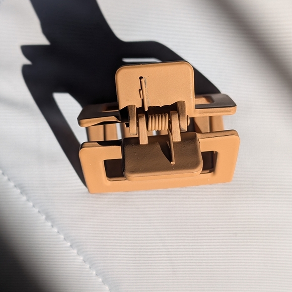 Tan Hair Claw Clip - Picture 5 of 9